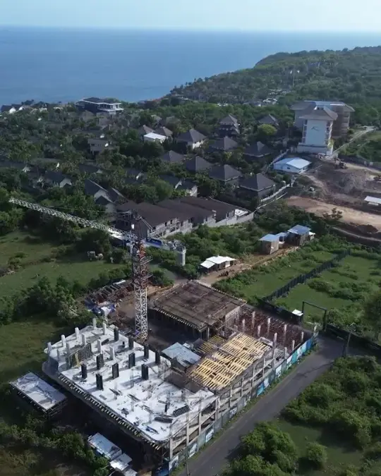 Foto udara lokasi proyek Hotel Amani Melasti di Ungasan dengan tower crane