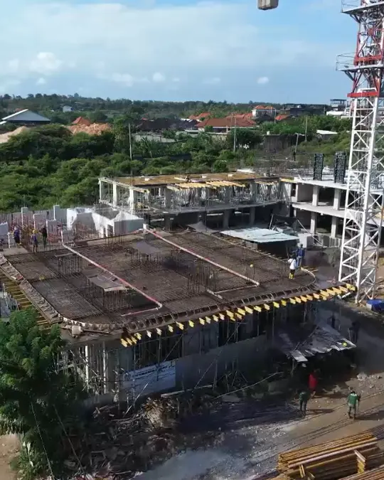 Pekerjaan plat lantai Hotel Amani Melasti dengan pembesian dan tower crane
