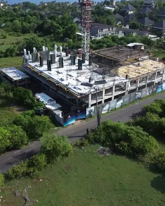 Gedung Hotel Amani Melasti di Ungasan pada tahap konstruksi, dilihat dari udara