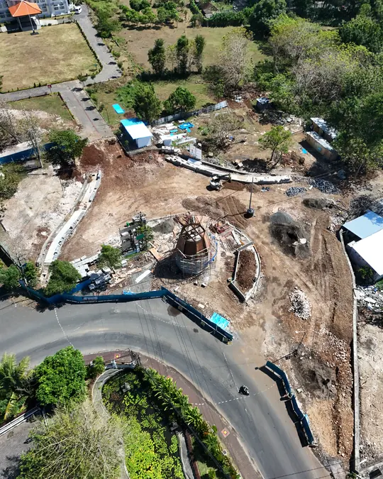 Foto udara lokasi pembangunan di Catus Patha UNUD dengan area kerja dan perancah