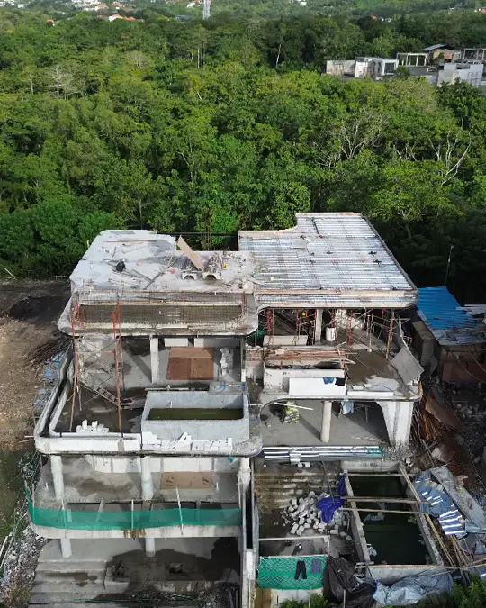 Foto udara struktur bangunan Home Cliff di Pecatu di antara pepohonan