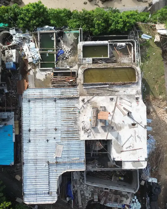 Tampak atas area kerja dan atap bangunan Home Cliff