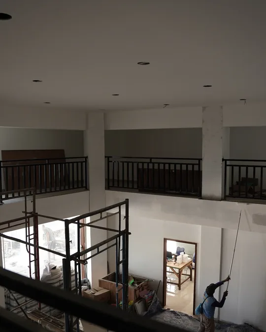 Rangka perancah dan area kerja di dalam gedung Kantor Camat Denpasar Timur