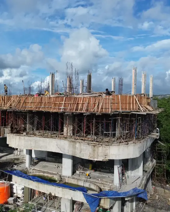Konstruksi bertingkat Home Stay & Villa La Belle dengan perancah di sekeliling struktur