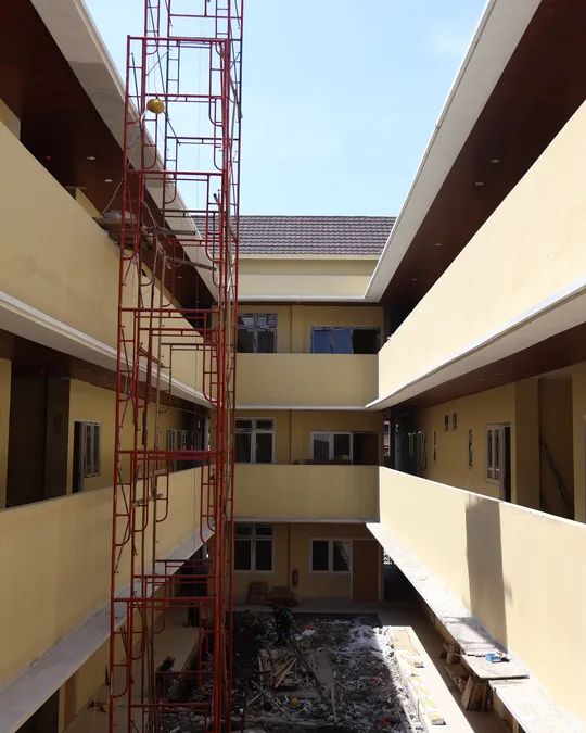 Perancah pada fasad Rusun Polres Sukawati dilihat dari koridor