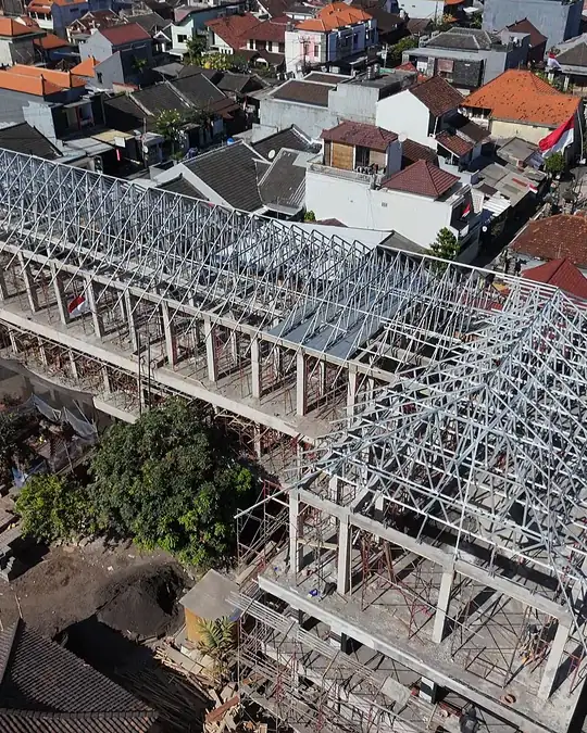 Rangka atap baja dan perancah SDN 19 Pemecutan dari udara