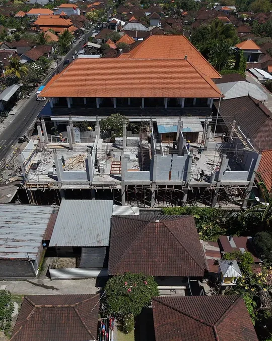 Foto udara bangunan SDN 2 Jagapati dengan perancah pada bagian atas