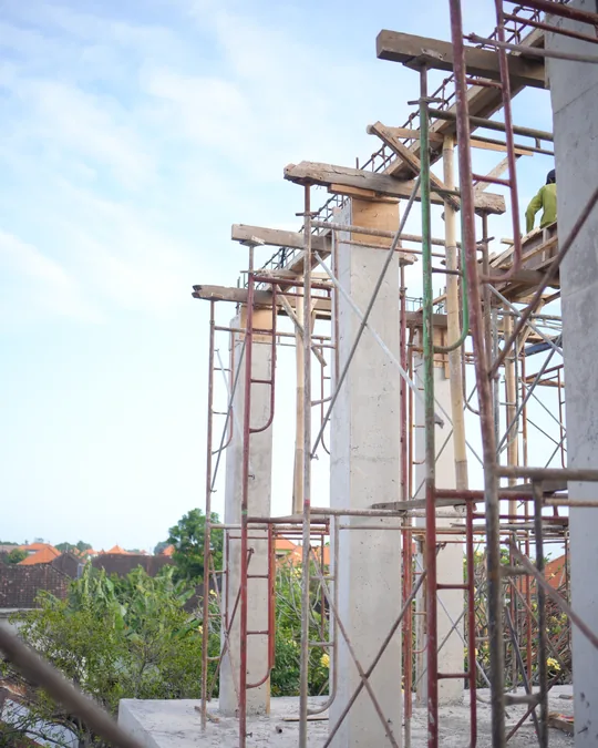 Perancah pada kolom bangunan SDN 6 Sanur