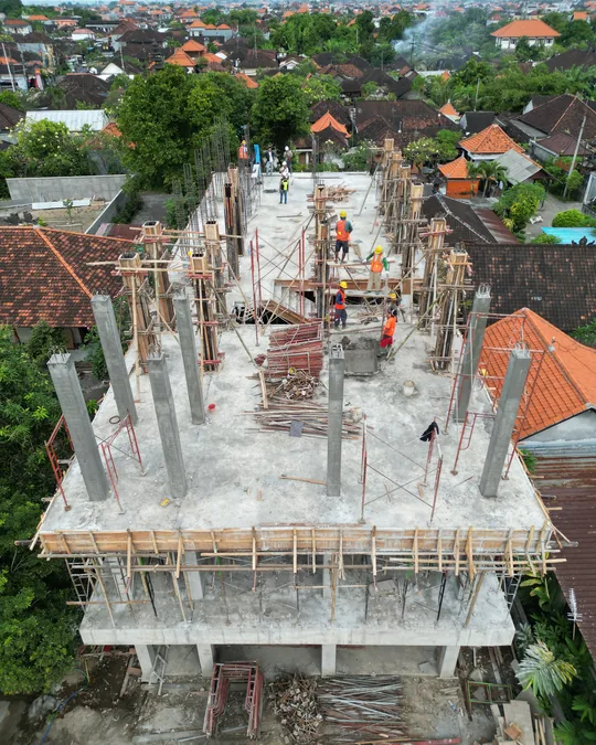 Bangunan SDN 8 Kesiman dengan bekisting dan perancah pada lantai atas