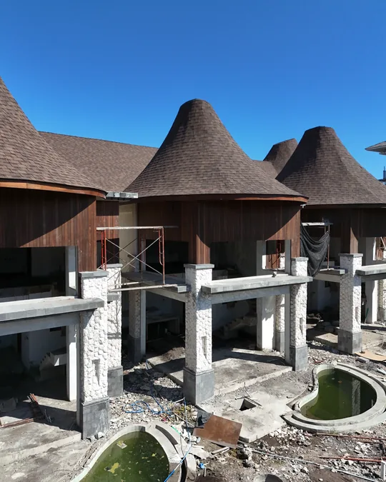 Bangunan Villa Berawa dengan struktur dan atap kerucut